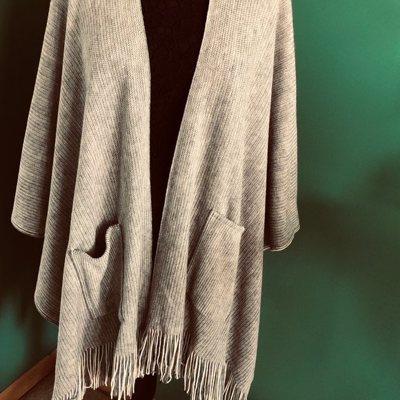 STEVE MADDEN Gray Ribbed OSFM Jacket Wrap with Fringe NWT - Picture 2 of 6